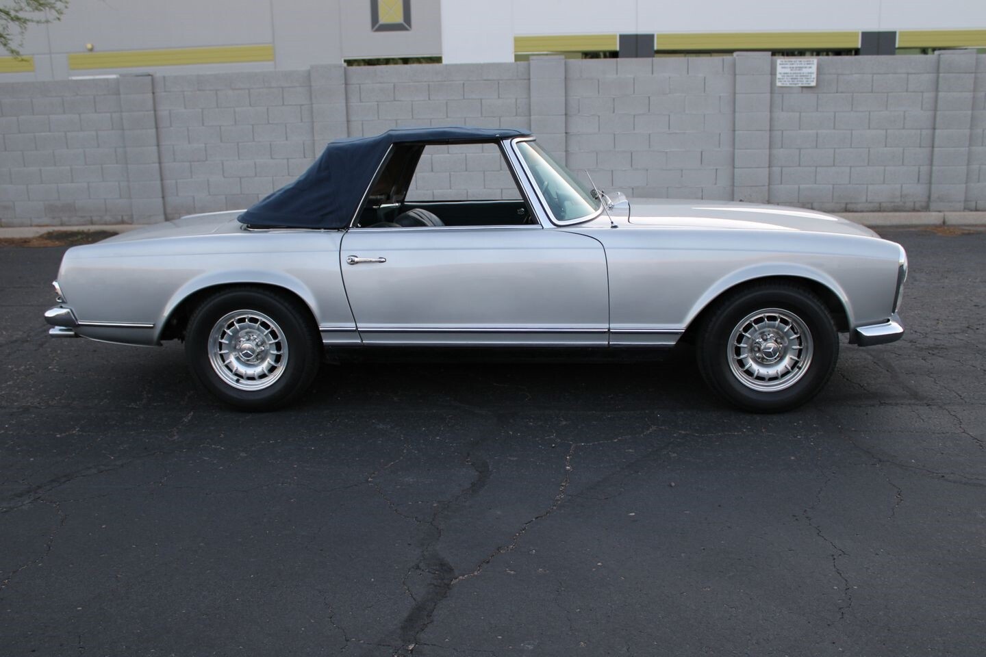 Mercedes-Benz-200-Series-1967-Convertible-7