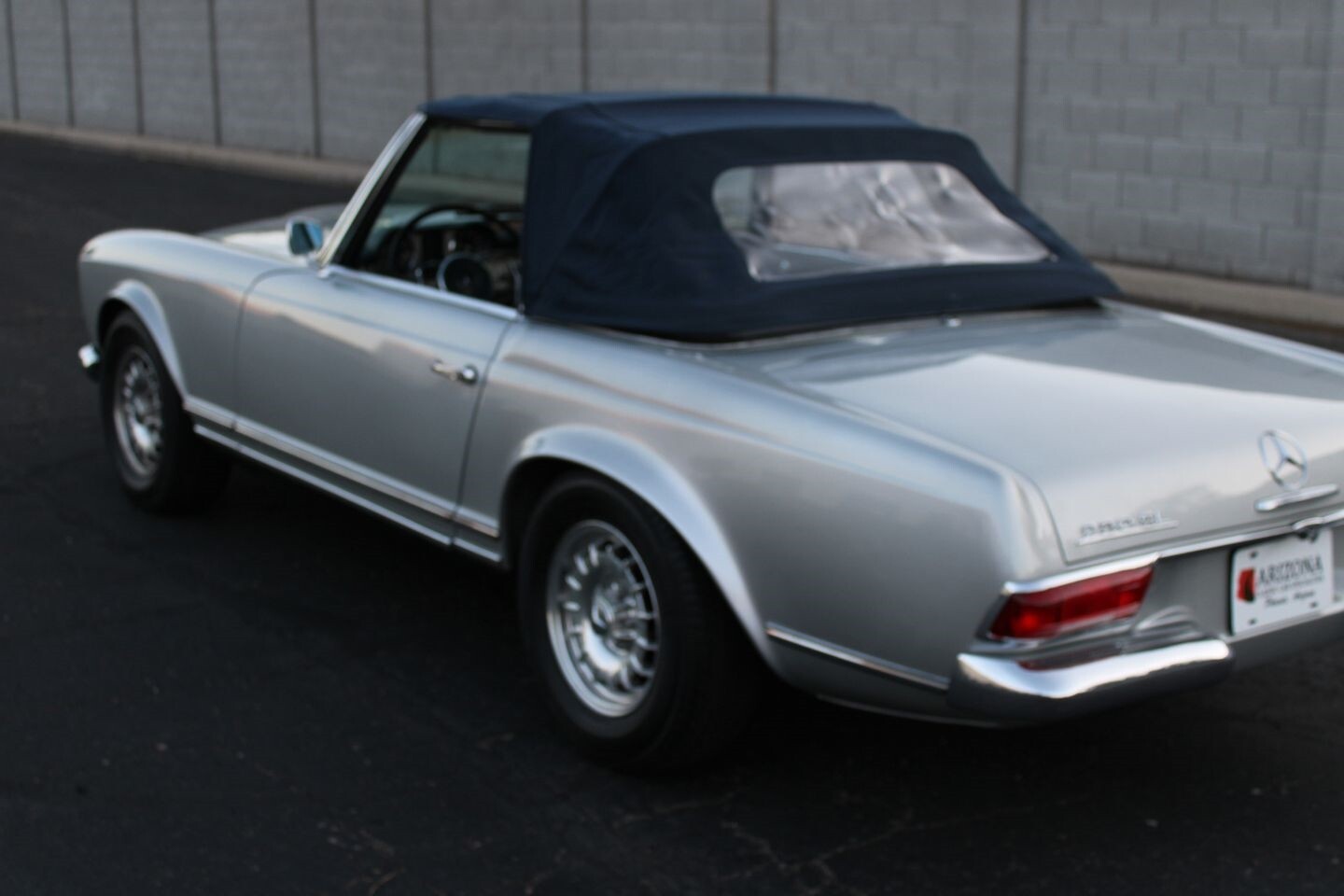Mercedes-Benz-200-Series-1967-Convertible-8