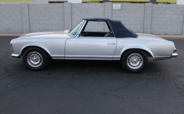 Mercedes-Benz-200-Series-1967-Convertible-9