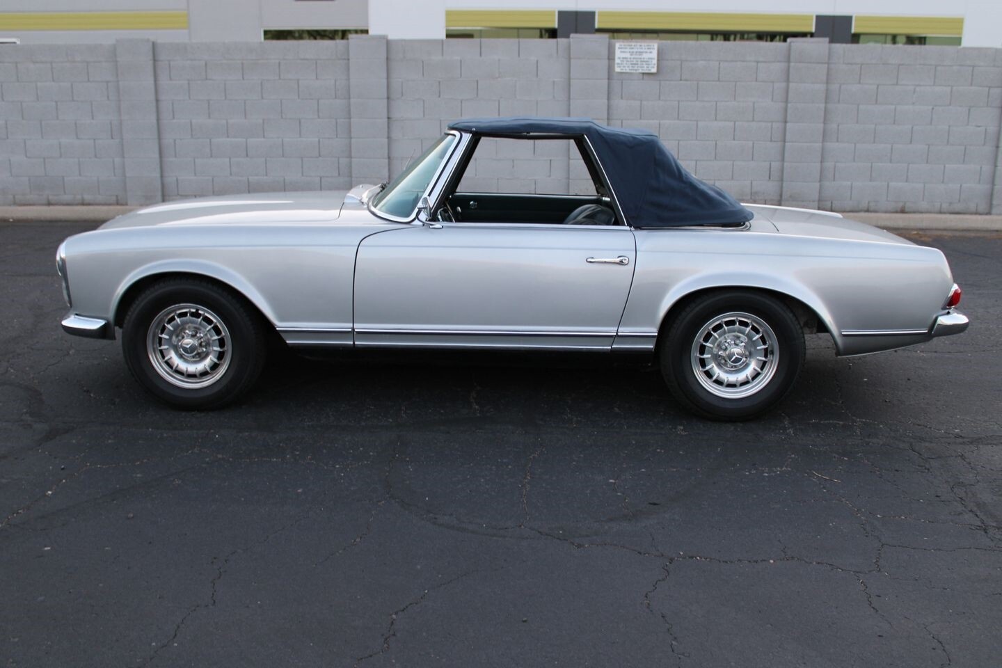 Mercedes-Benz-200-Series-1967-Convertible-9