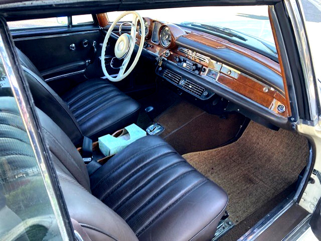 Mercedes-Benz-200-Series-1967-Convertible-9