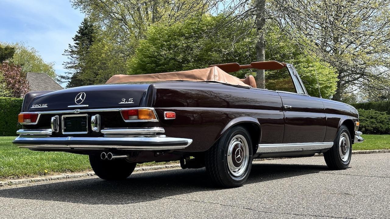 Mercedes-Benz-200-Series-1971-Convertible-21