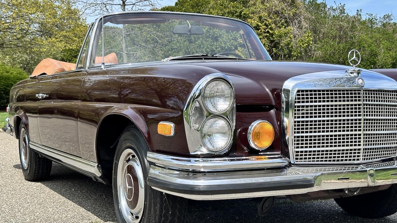 Mercedes-Benz-200-Series-1971-Convertible-23