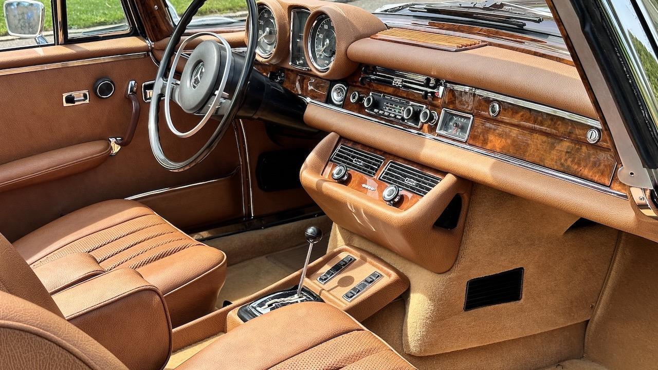 Mercedes-Benz-200-Series-1971-Convertible-3
