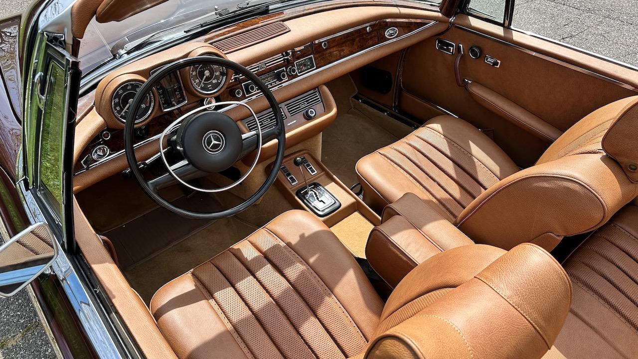 Mercedes-Benz-200-Series-1971-Convertible-36