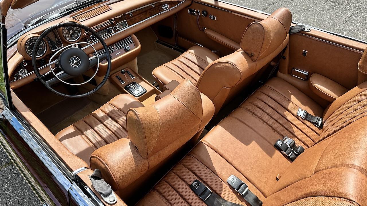 Mercedes-Benz-200-Series-1971-Convertible-37