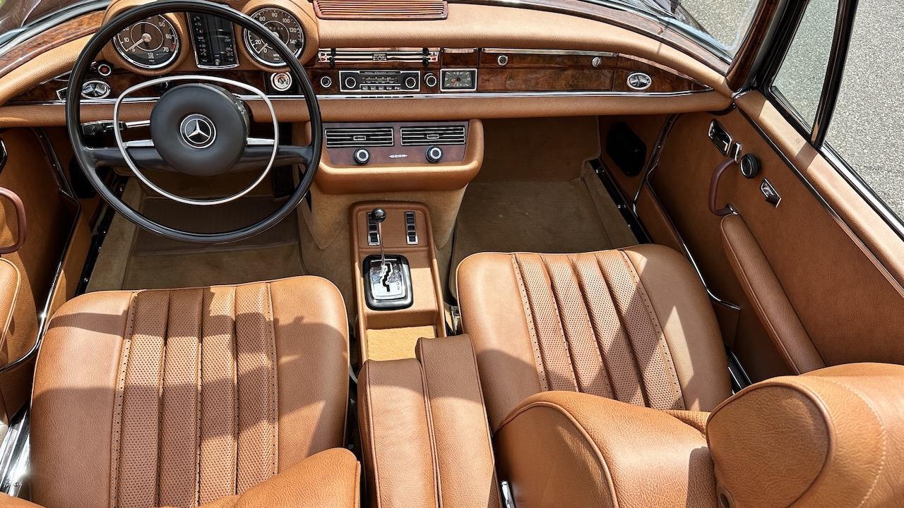 Mercedes-Benz-200-Series-1971-Convertible-38