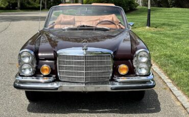 Mercedes-Benz-200-Series-1971-Convertible-6