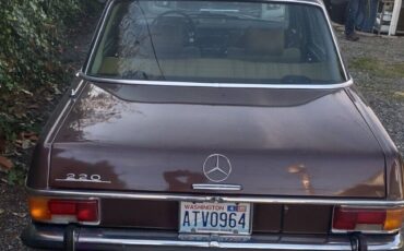 Mercedes-Benz-200-Series-1972-Sedan-1