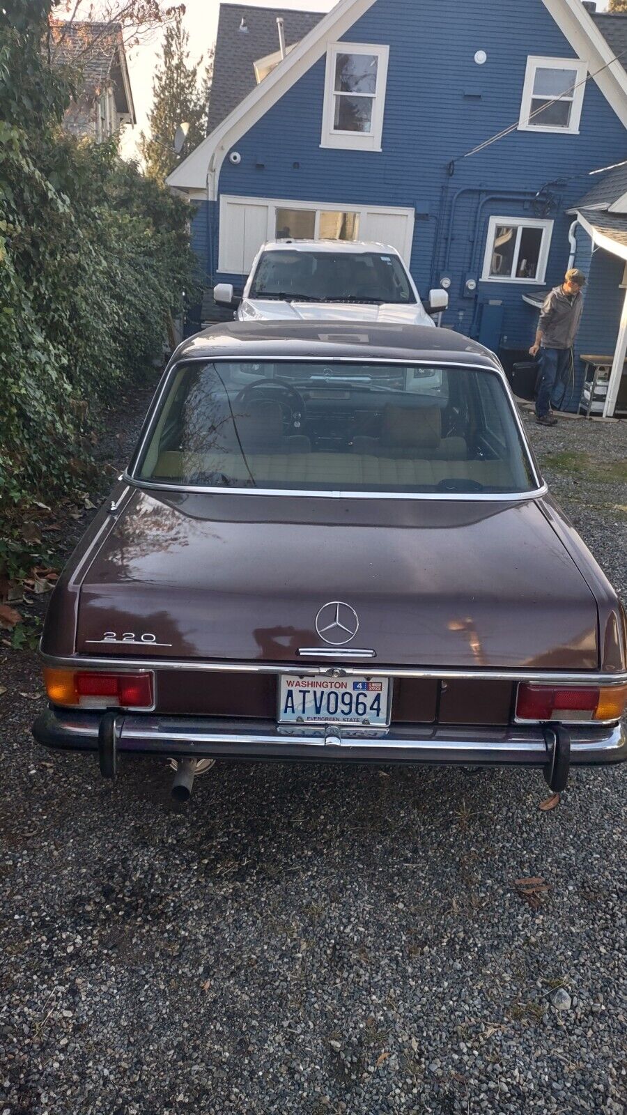 Mercedes-Benz-200-Series-1972-Sedan-1