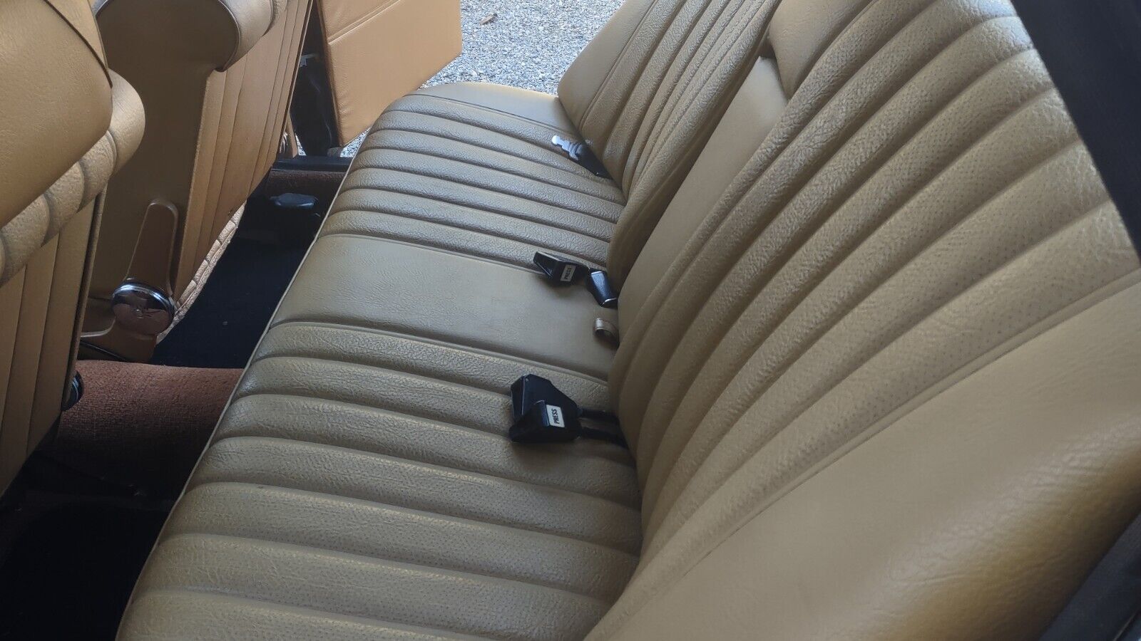 Mercedes-Benz-200-Series-1972-Sedan-10