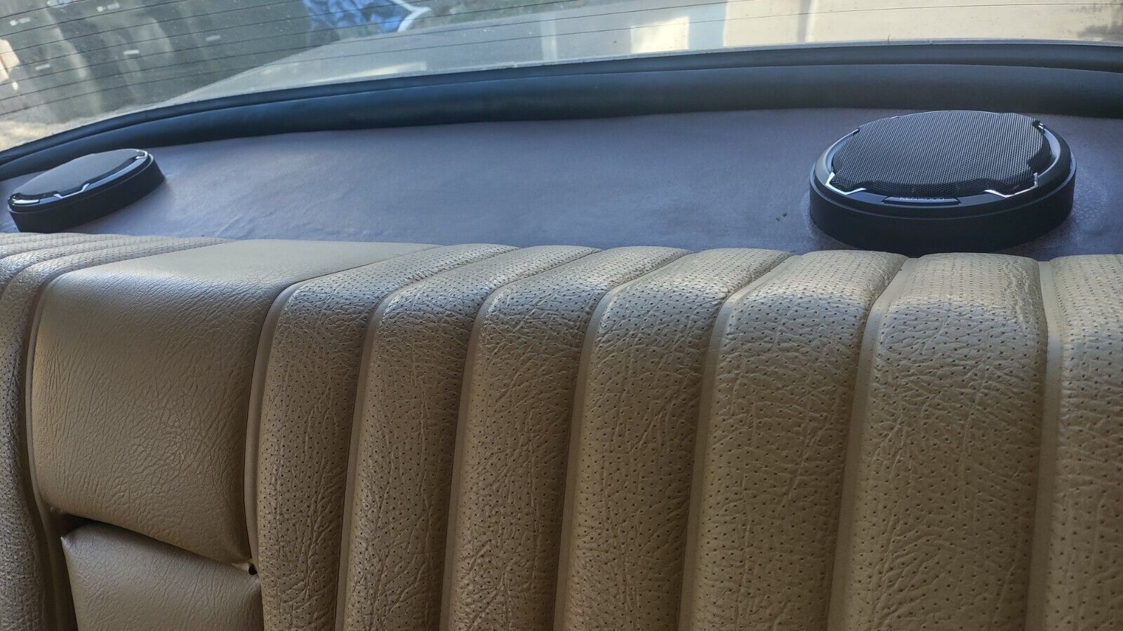Mercedes-Benz-200-Series-1972-Sedan-12