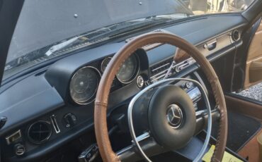 Mercedes-Benz-200-Series-1972-Sedan-14
