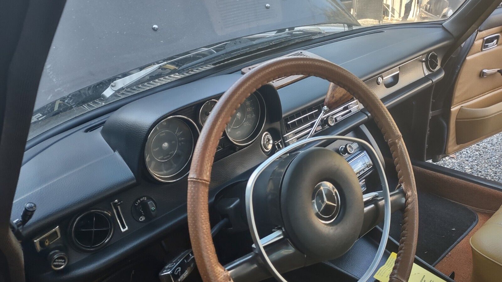 Mercedes-Benz-200-Series-1972-Sedan-14