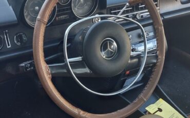 Mercedes-Benz-200-Series-1972-Sedan-15