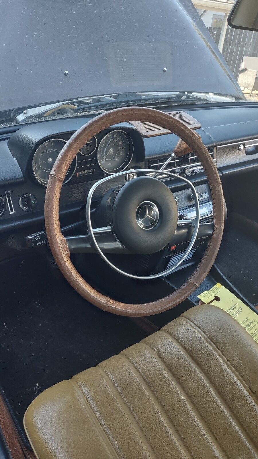 Mercedes-Benz-200-Series-1972-Sedan-15