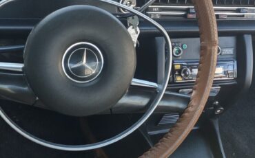 Mercedes-Benz-200-Series-1972-Sedan-16