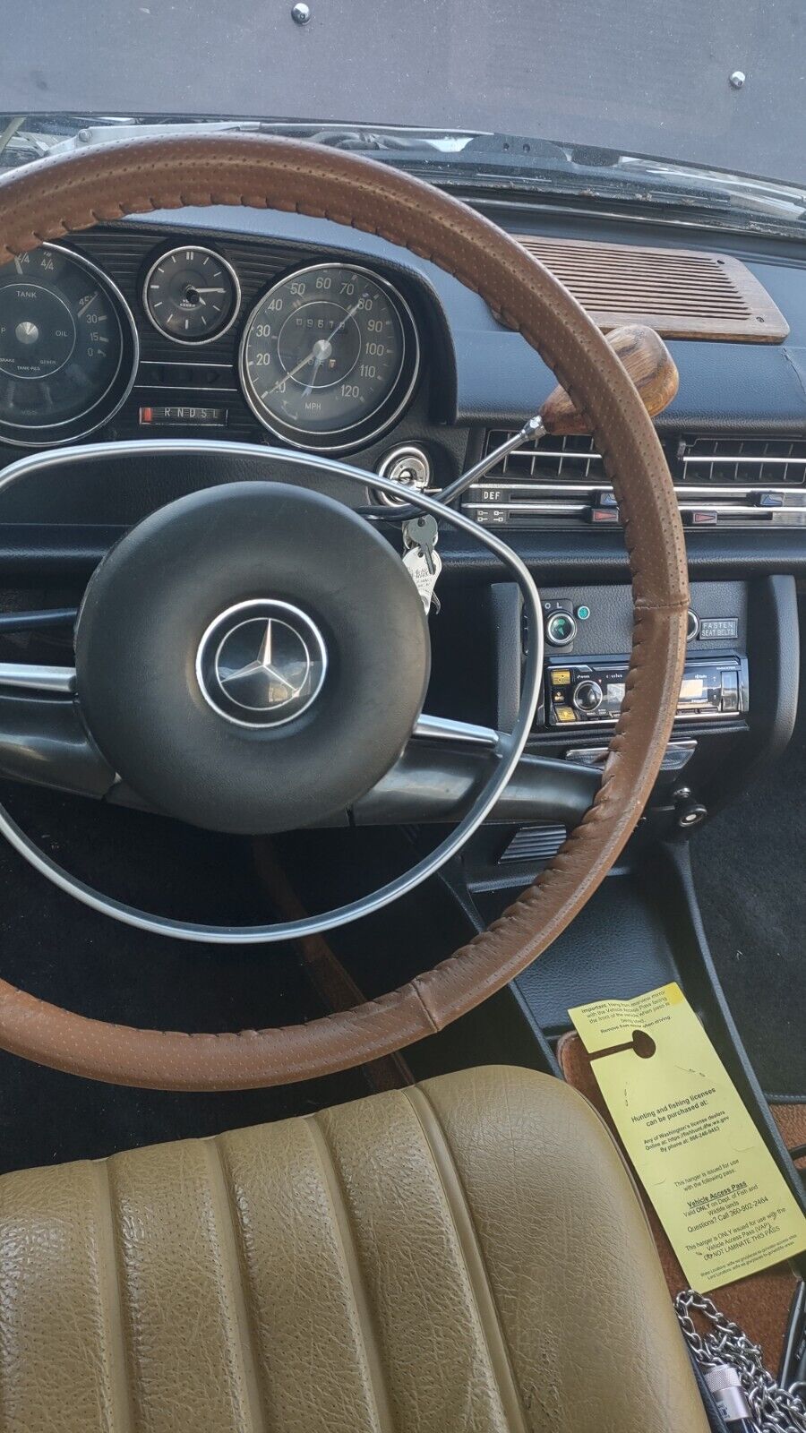 Mercedes-Benz-200-Series-1972-Sedan-16