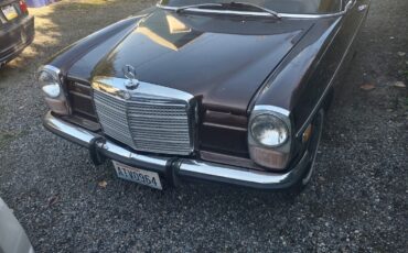 Mercedes-Benz-200-Series-1972-Sedan-3