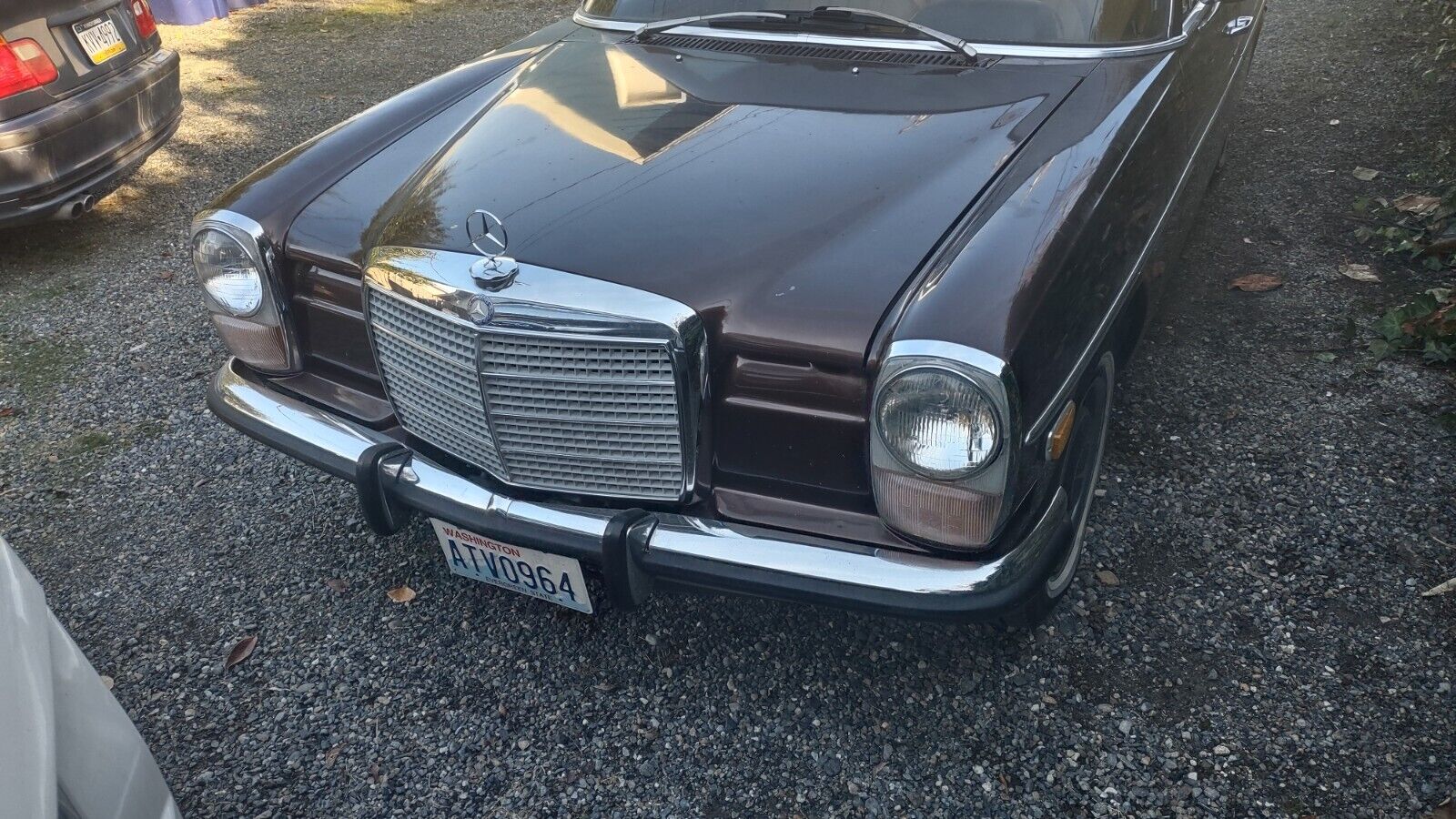 Mercedes-Benz-200-Series-1972-Sedan-3
