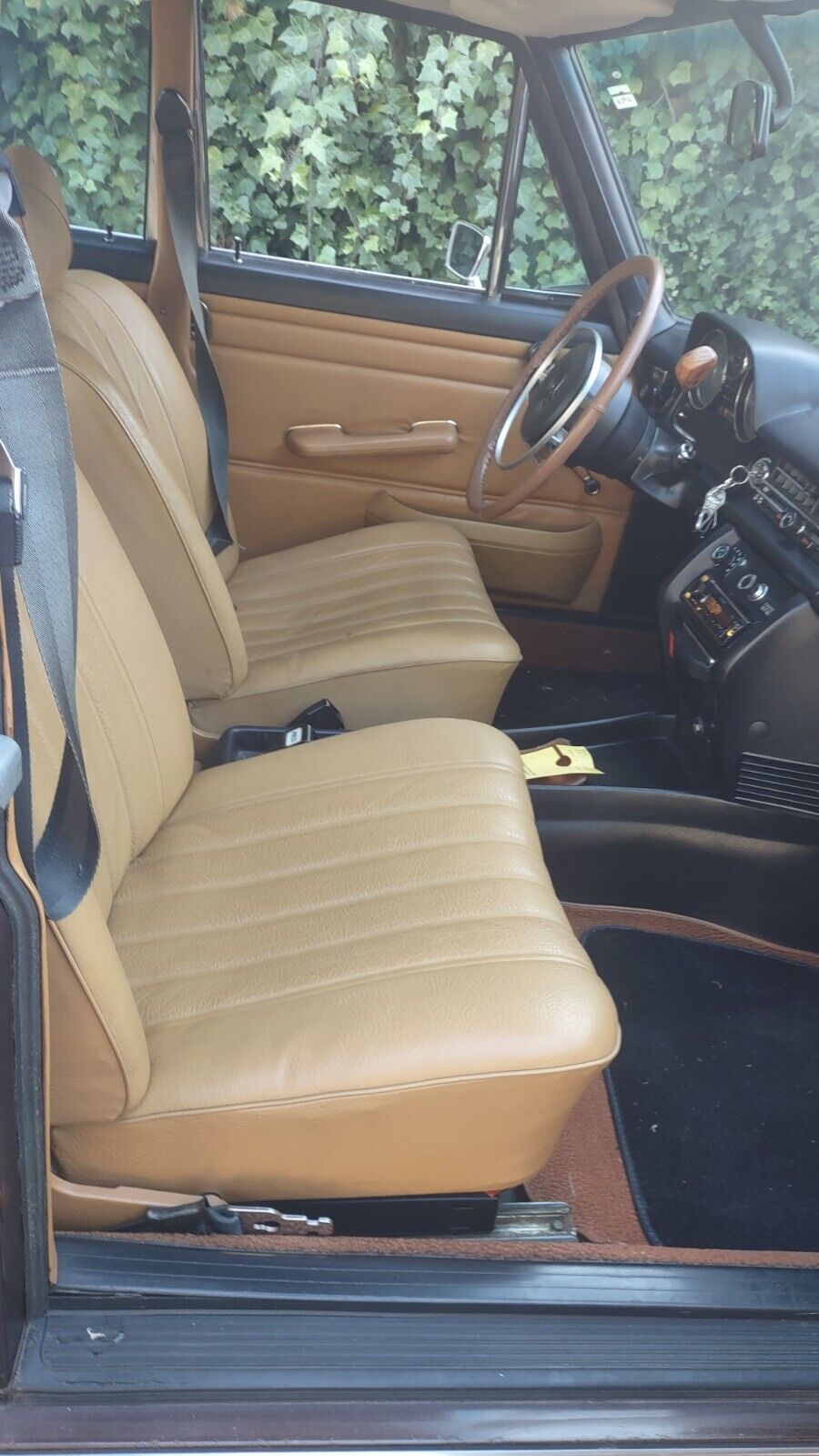 Mercedes-Benz-200-Series-1972-Sedan-4