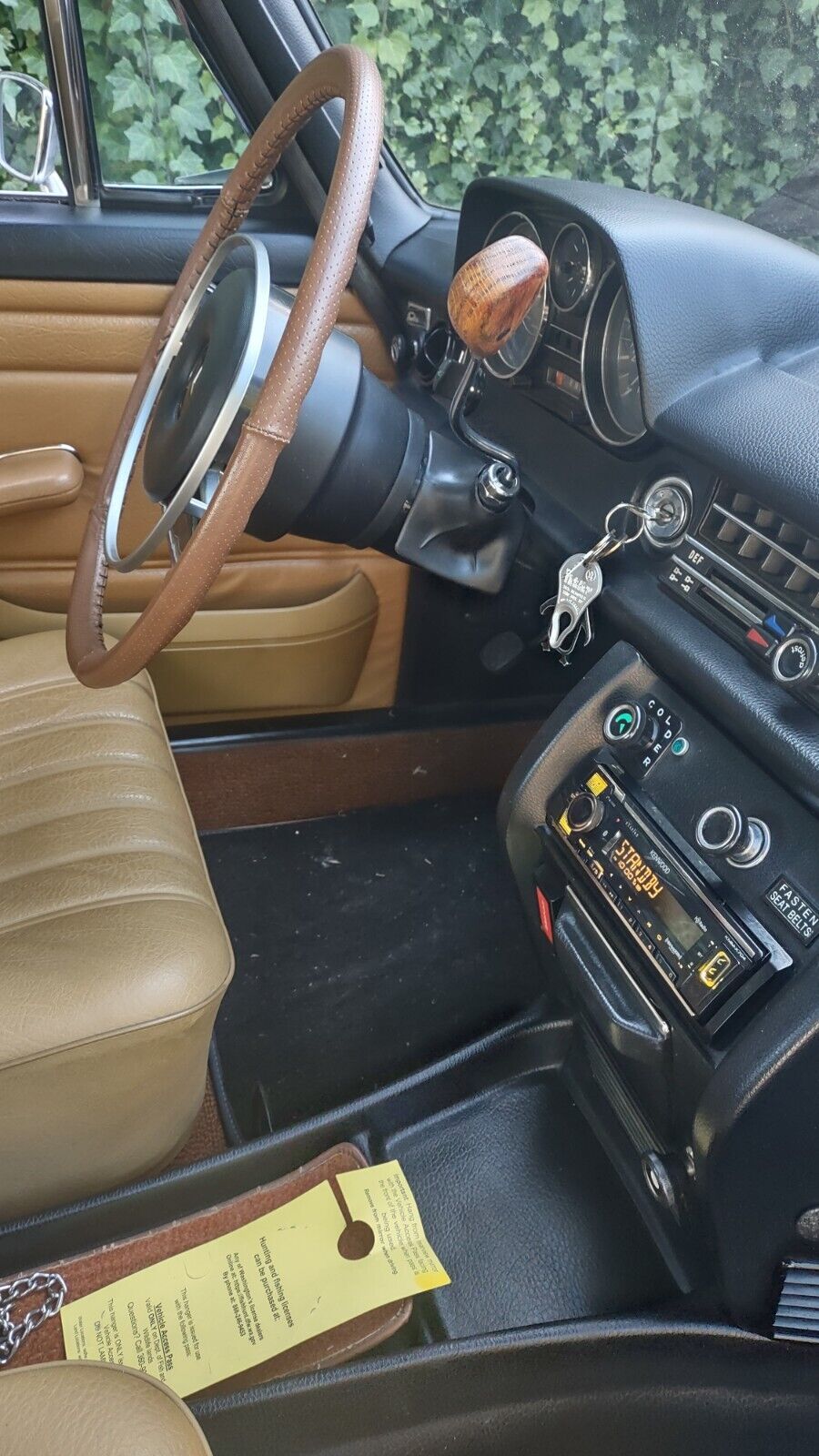 Mercedes-Benz-200-Series-1972-Sedan-5