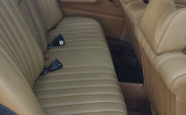 Mercedes-Benz-200-Series-1972-Sedan-7