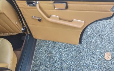 Mercedes-Benz-200-Series-1972-Sedan-8