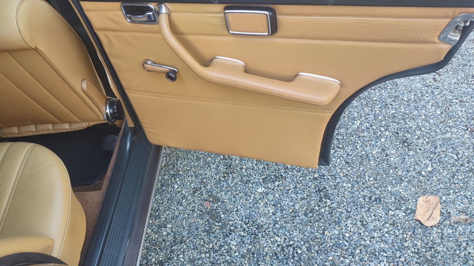 Mercedes-Benz-200-Series-1972-Sedan-8