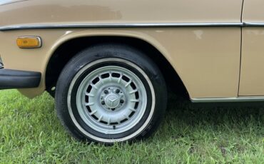 Mercedes-Benz-200-Series-1976-Coupe-11