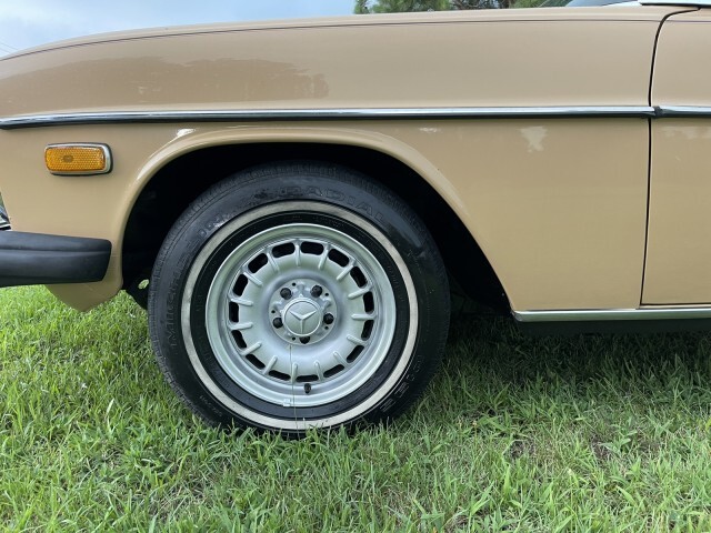 Mercedes-Benz-200-Series-1976-Coupe-11