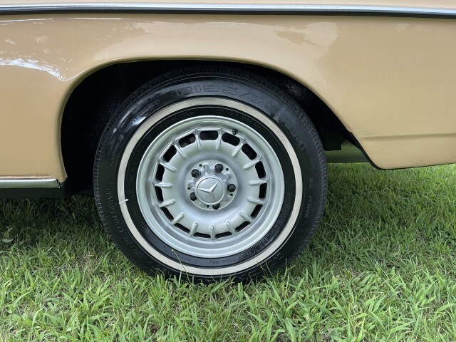 Mercedes-Benz-200-Series-1976-Coupe-12
