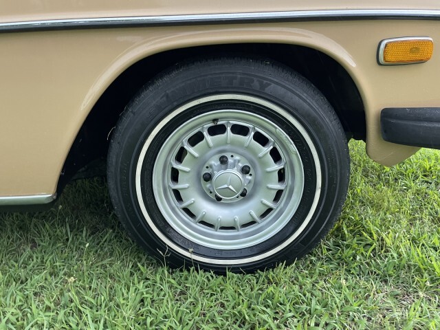 Mercedes-Benz-200-Series-1976-Coupe-14