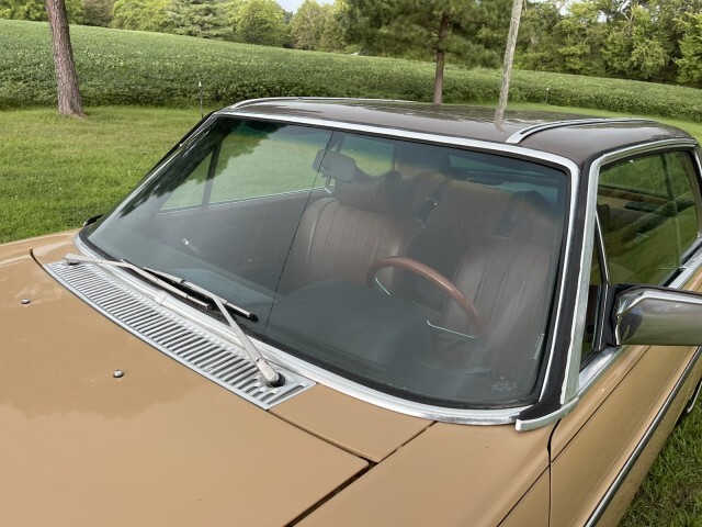 Mercedes-Benz-200-Series-1976-Coupe-16