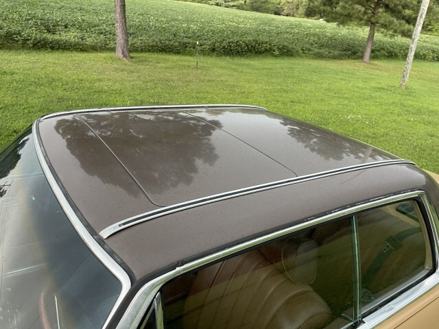 Mercedes-Benz-200-Series-1976-Coupe-17