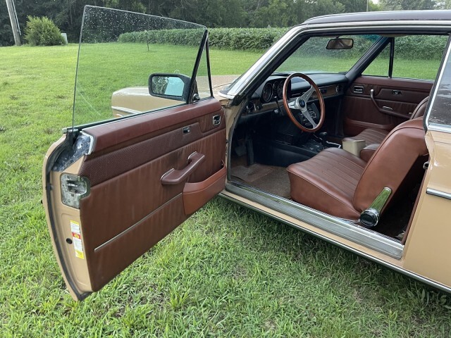 Mercedes-Benz-200-Series-1976-Coupe-19
