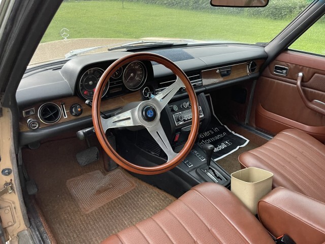 Mercedes-Benz-200-Series-1976-Coupe-20