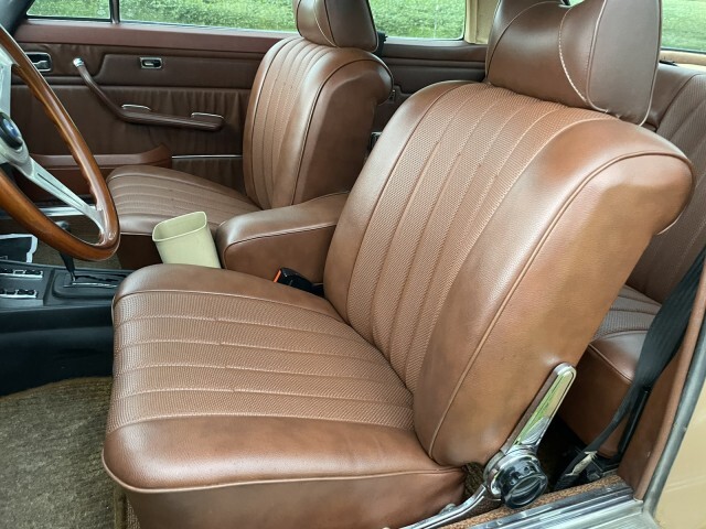 Mercedes-Benz-200-Series-1976-Coupe-23