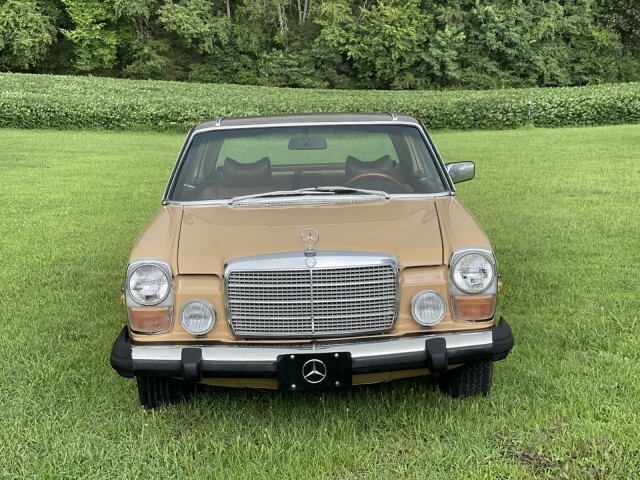 Mercedes-Benz-200-Series-1976-Coupe-4
