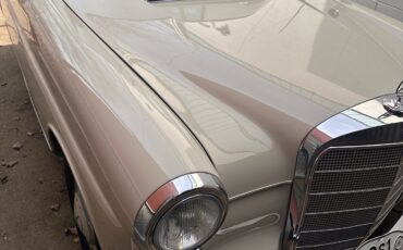 Mercedes-Benz-230-1966-12