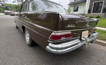 Mercedes-Benz-230-1966-4