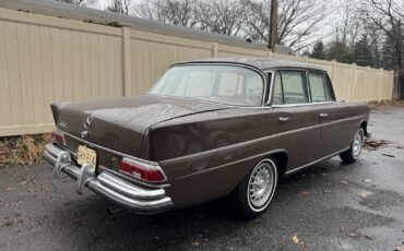 Mercedes-Benz-230-1966-8