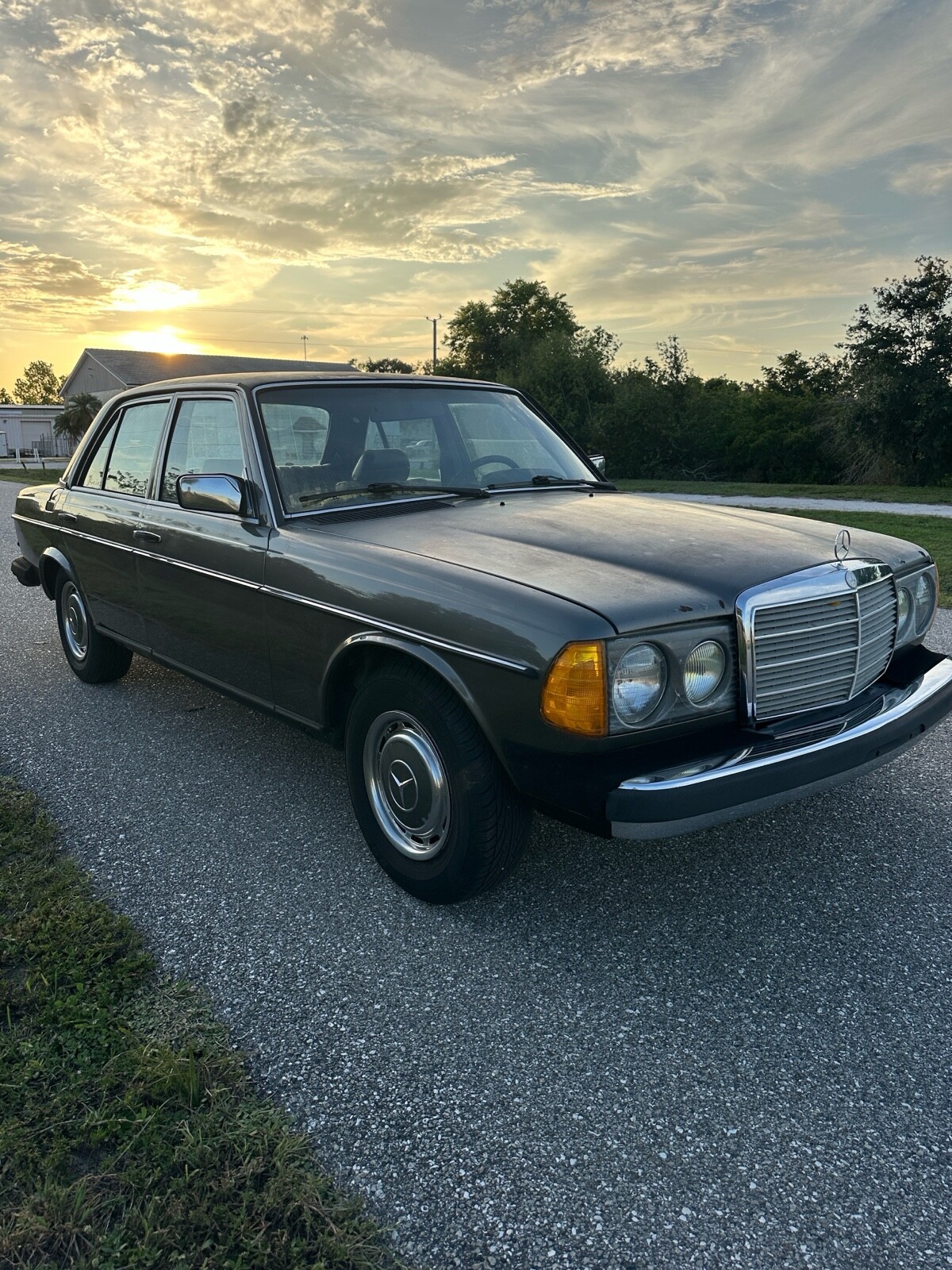 Mercedes-Benz-240D-1983-Sedan-1