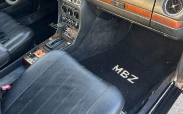 Mercedes-Benz-240D-1983-Sedan-10