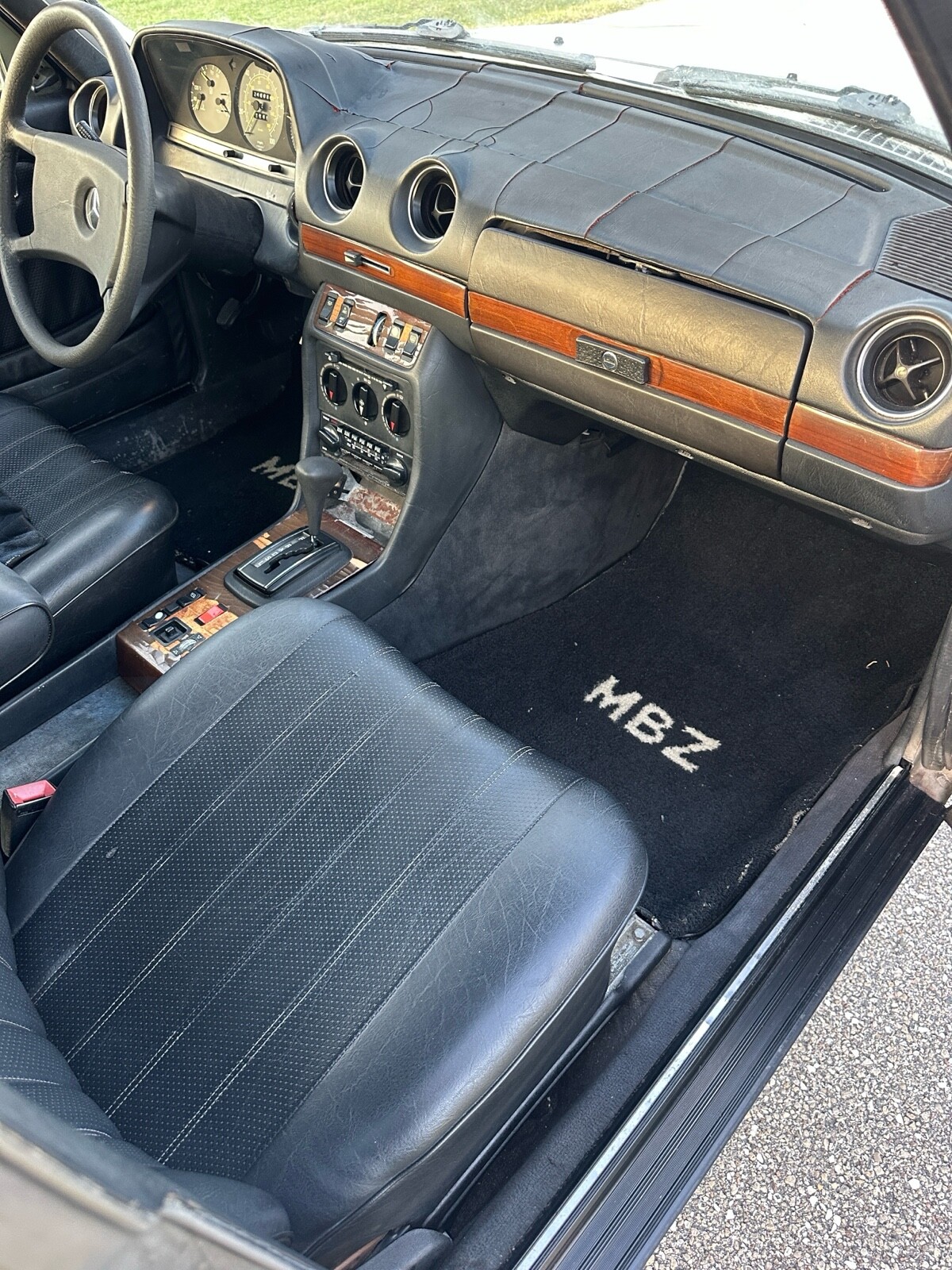 Mercedes-Benz-240D-1983-Sedan-10