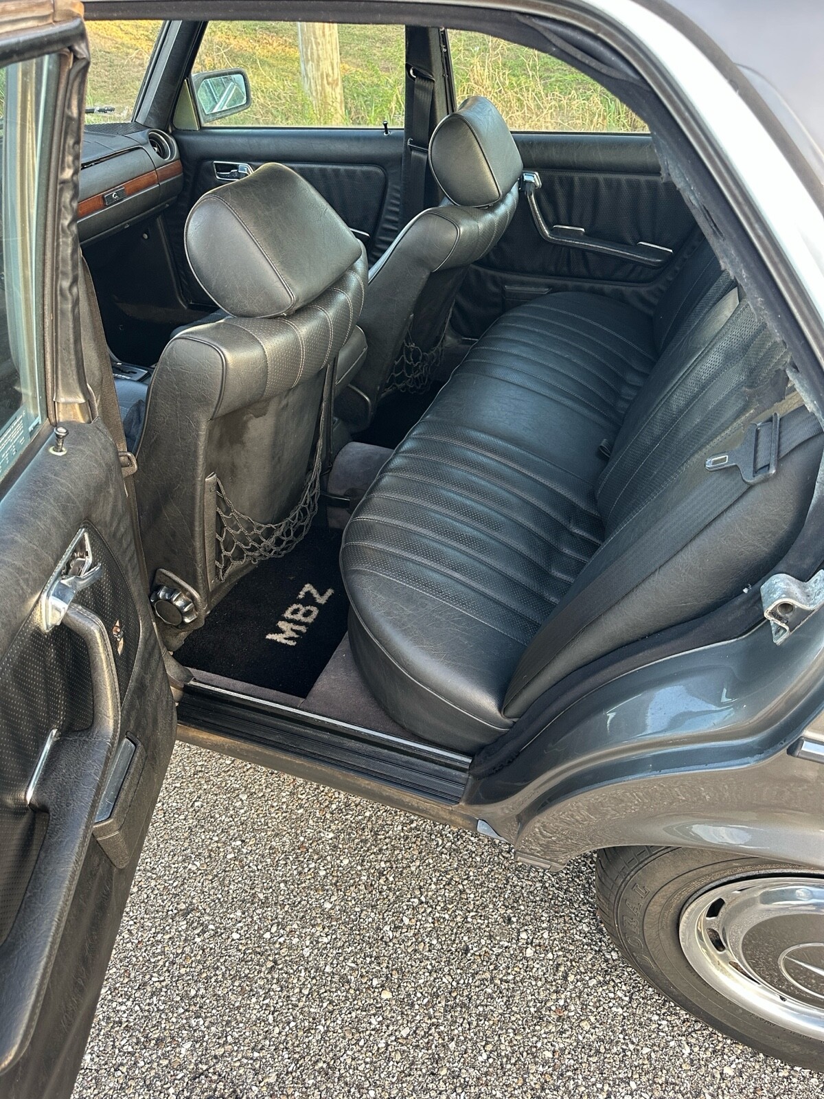 Mercedes-Benz-240D-1983-Sedan-11