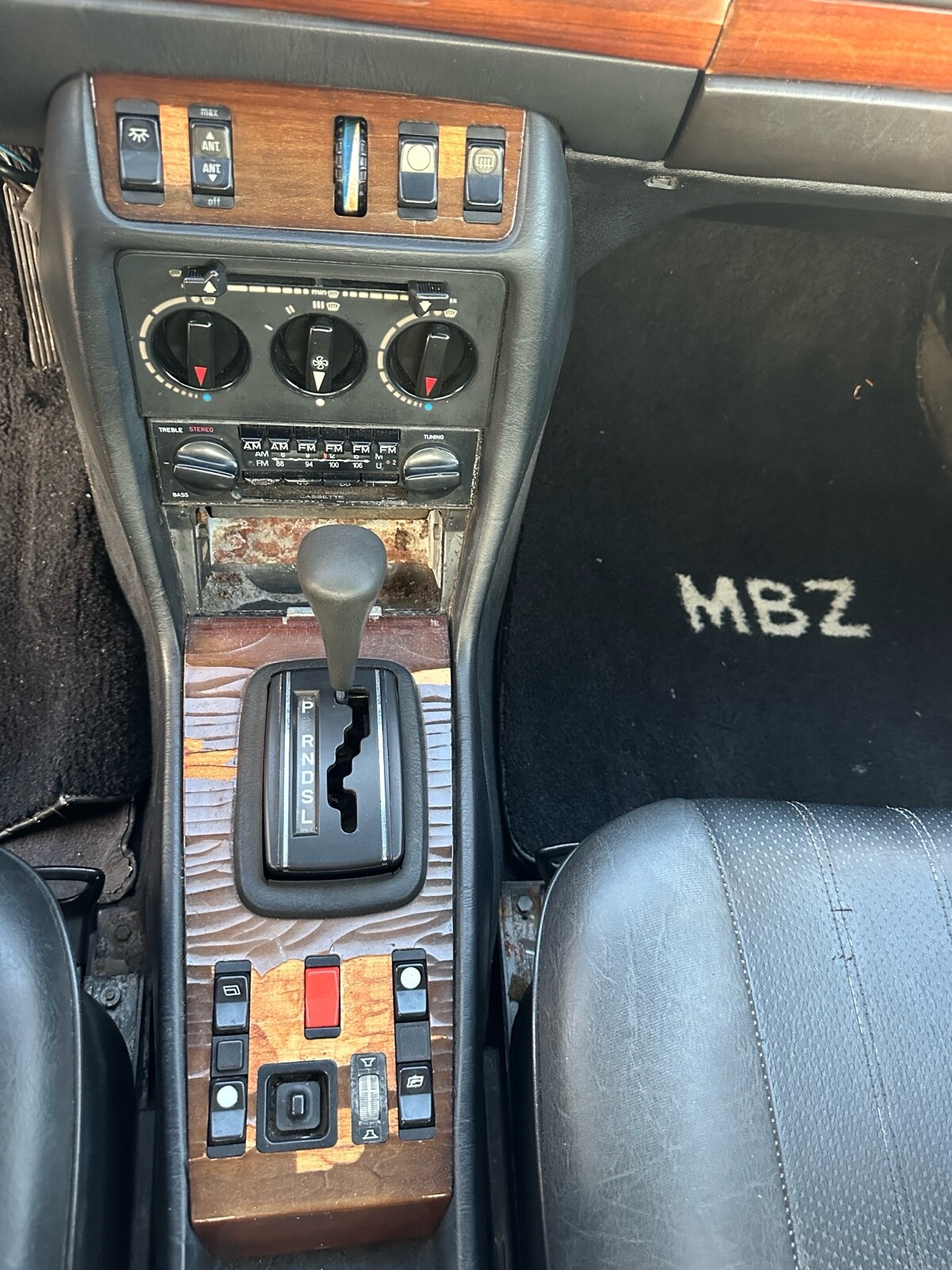 Mercedes-Benz-240D-1983-Sedan-12