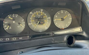 Mercedes-Benz-240D-1983-Sedan-13