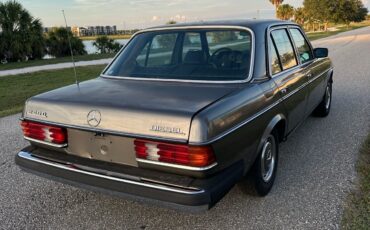 Mercedes-Benz-240D-1983-Sedan-2