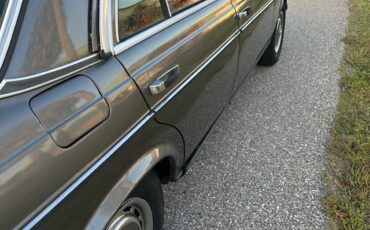 Mercedes-Benz-240D-1983-Sedan-3